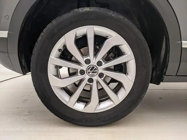 Volkswagen T-Roc view 9