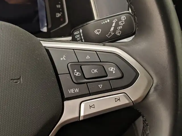 Volkswagen T-Roc view 11
