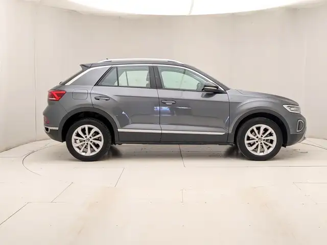 Volkswagen T-Roc view 3