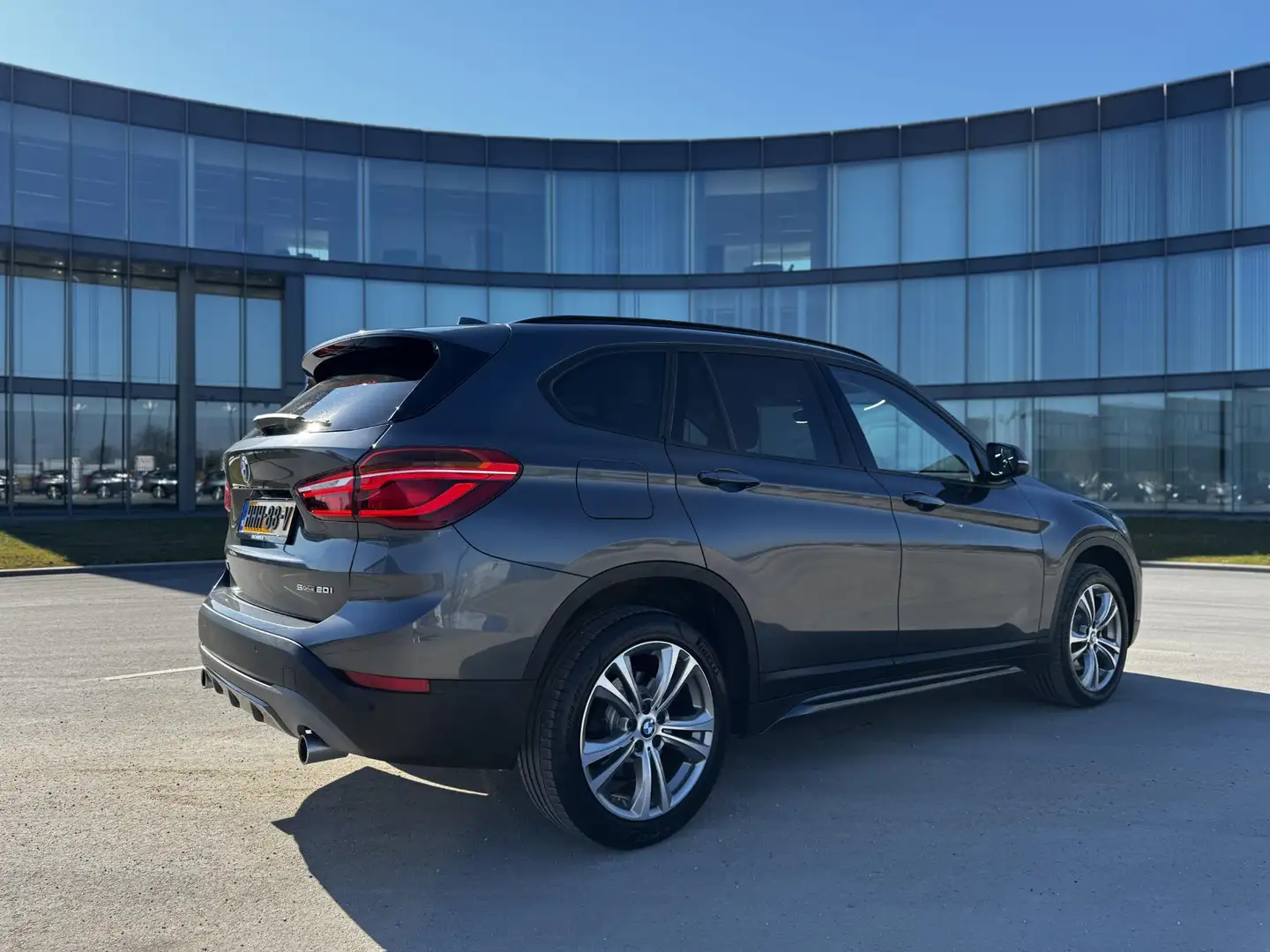 BMW X1 sDrive20i Executive Grijs - 2