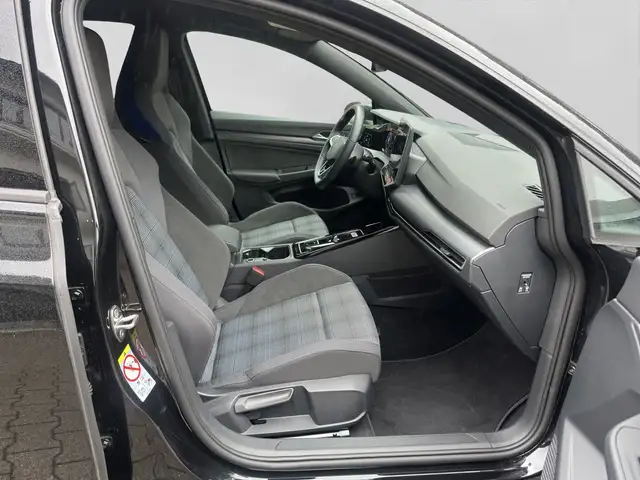 Volkswagen Golf view 4