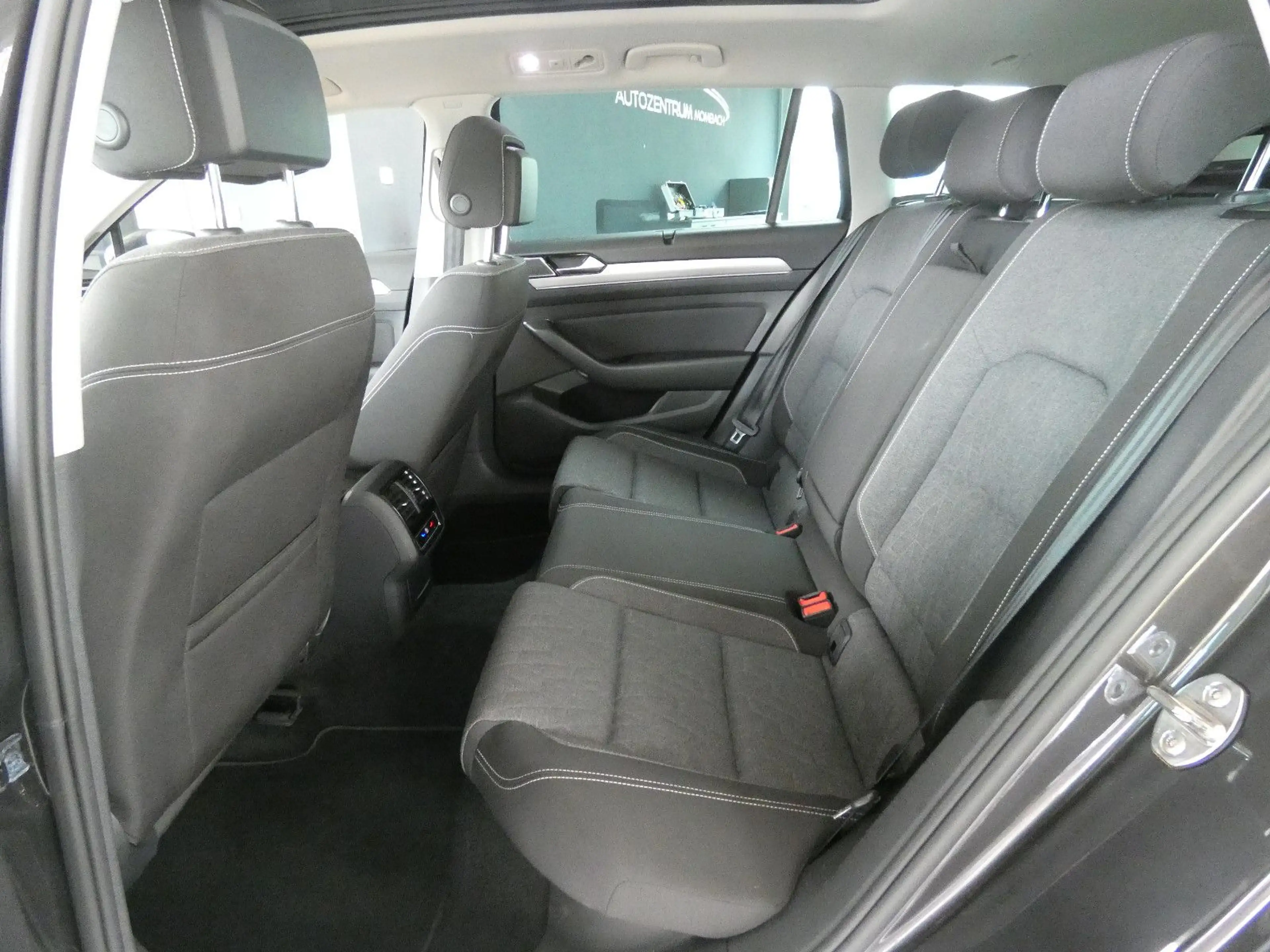 Volkswagen Passat Variant Business — photo 12