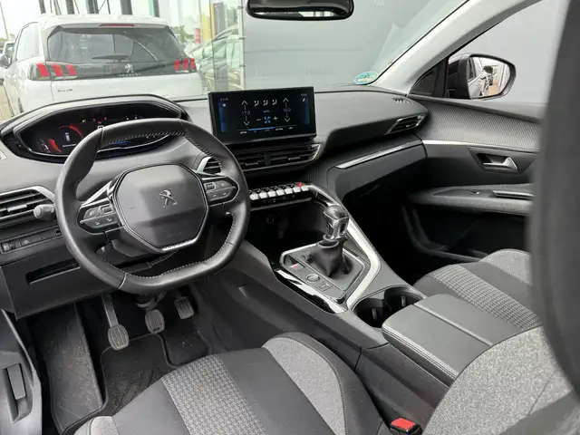 Peugeot 5008 view 4