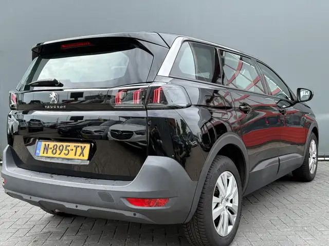 Peugeot 5008 view 2