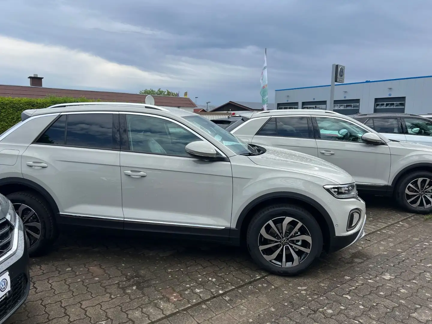 Volkswagen T-Roc 1.5 TSI DSG Style AHK MATRIX IQ.Drive Grau - 2