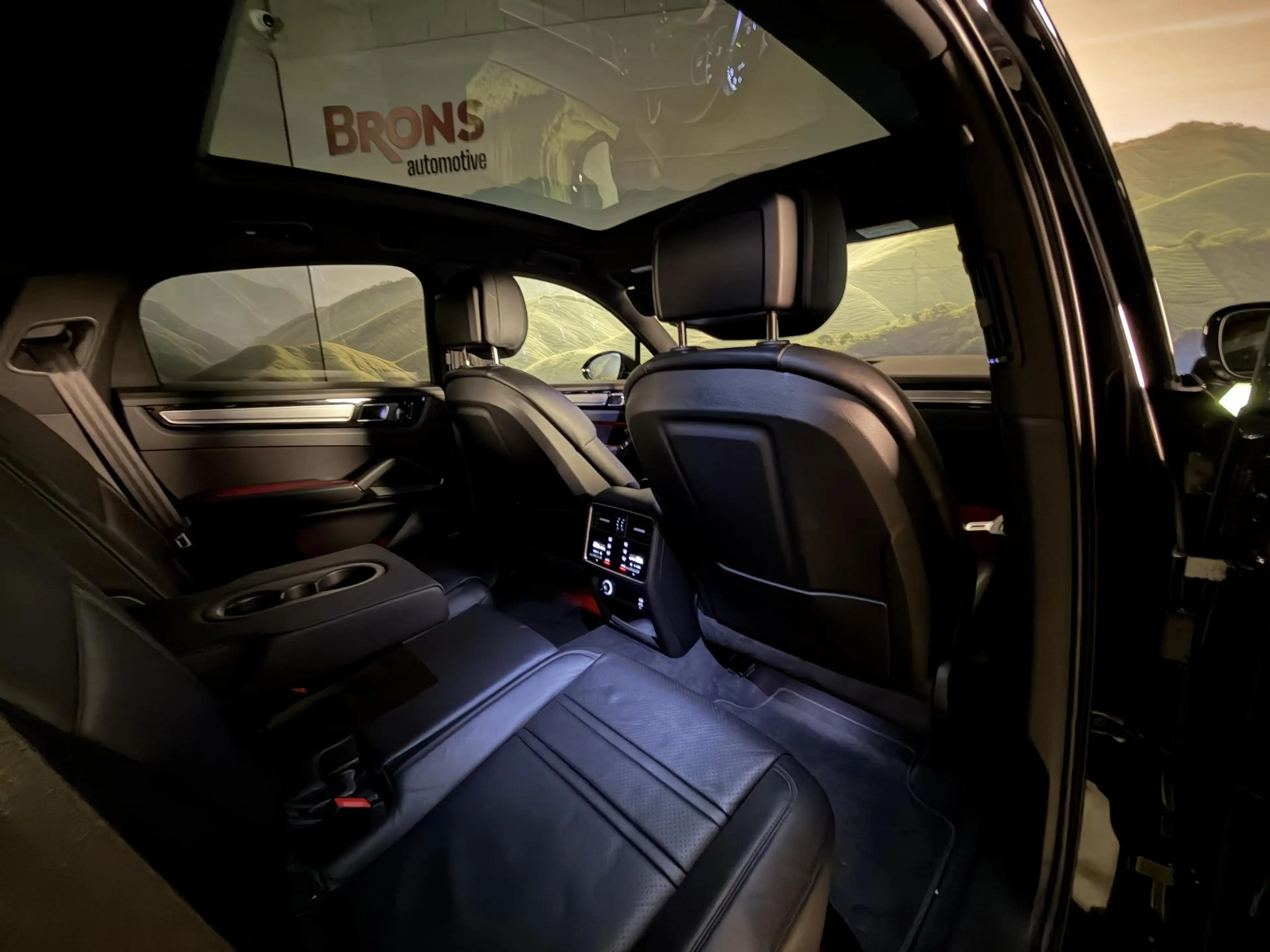 Porsche Cayenne Coupé 3.0 E-Hybrid luchtvering l trekhaak l Pano l — photo 4