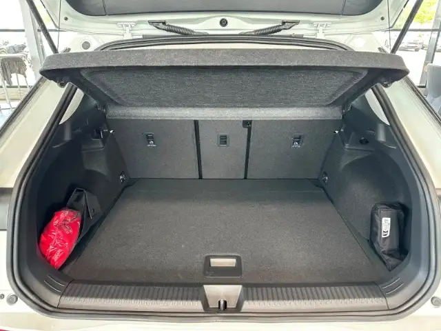 Volkswagen T-Roc view 9