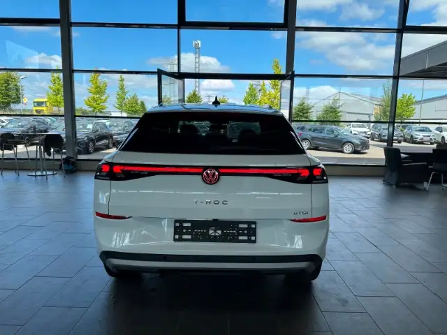 Volkswagen T-Roc view 6