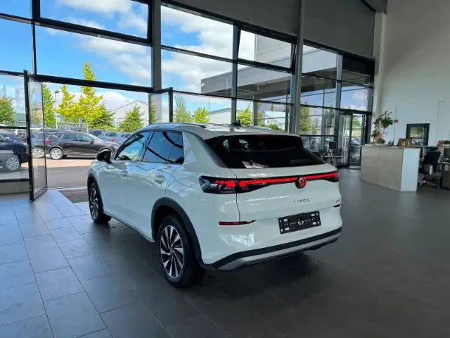 Volkswagen T-Roc view 7