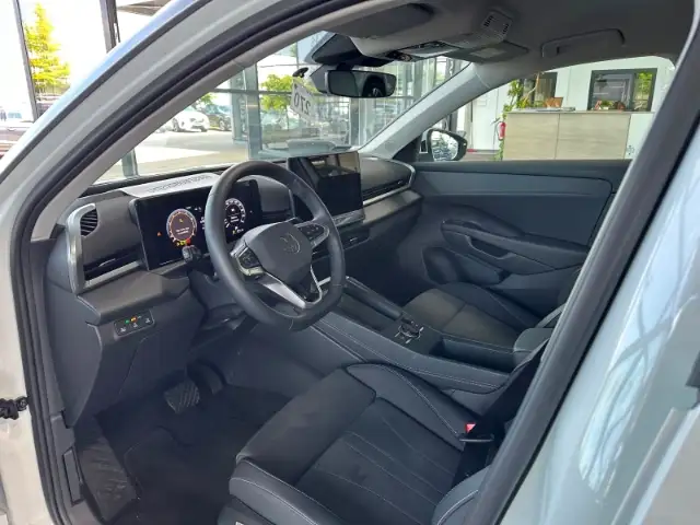 Volkswagen T-Roc view 12