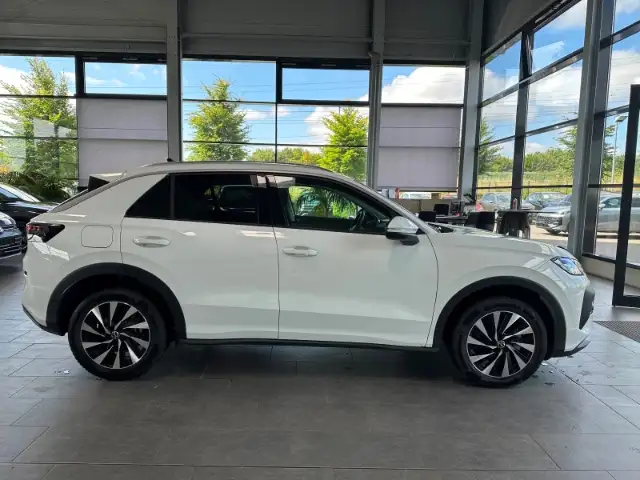 Volkswagen T-Roc view 4