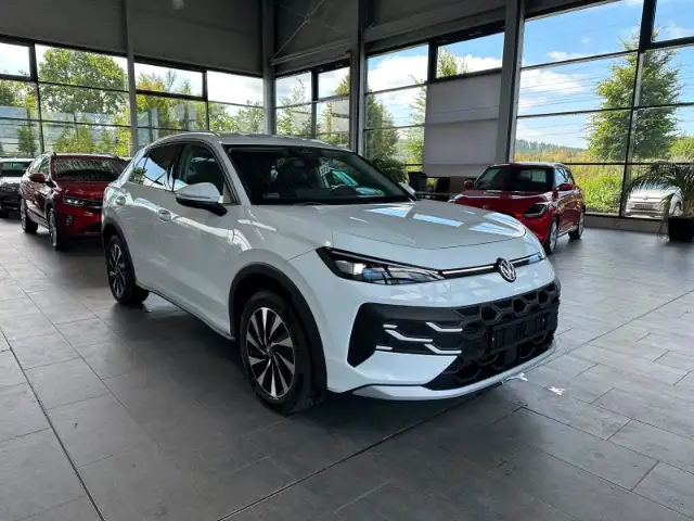 Volkswagen T-Roc view 3