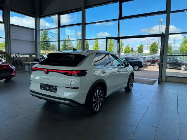 Volkswagen T-Roc view 5