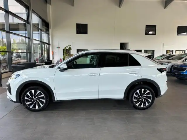 Volkswagen T-Roc view 8