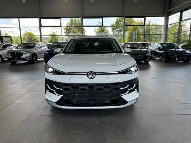Volkswagen T-Roc view 2