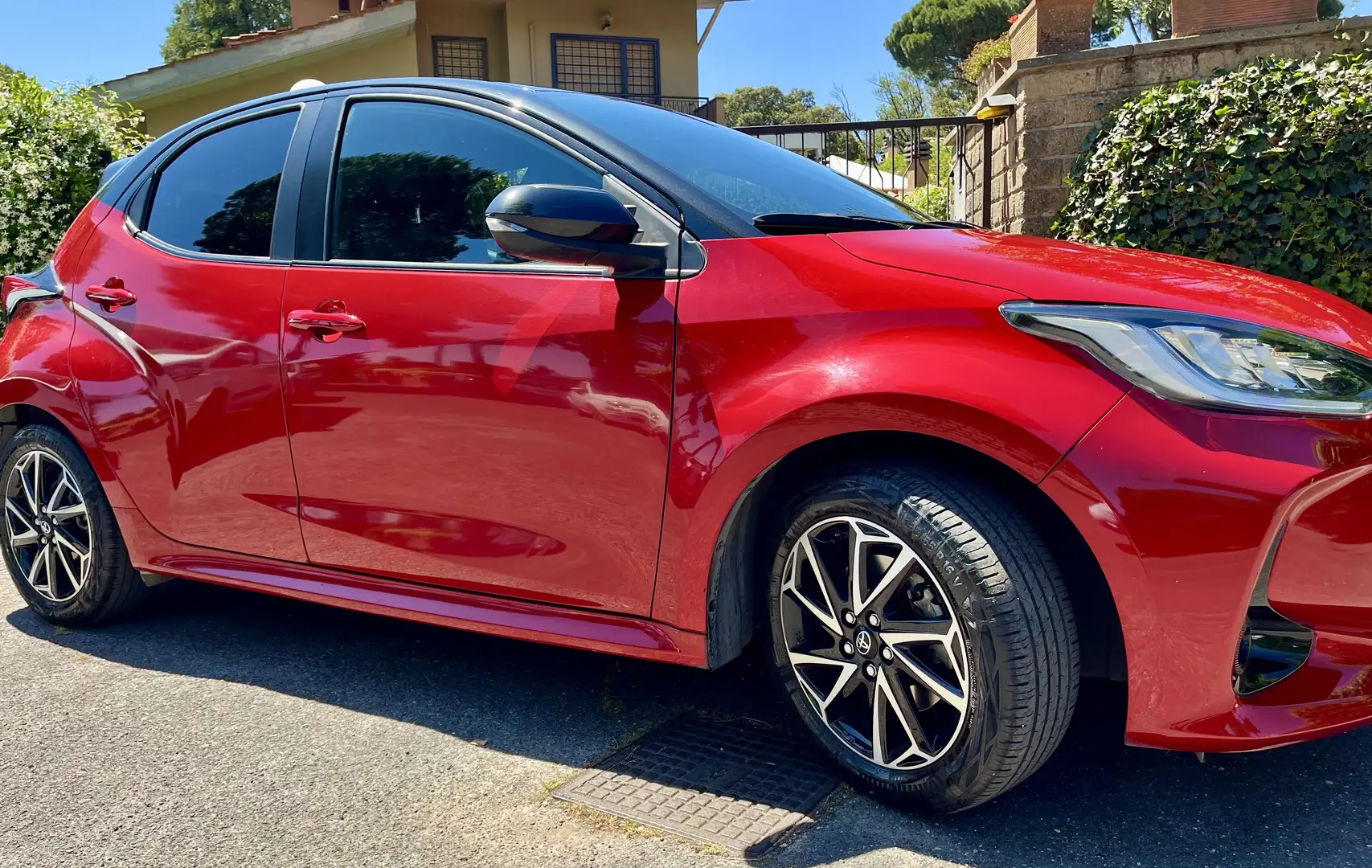 Toyota Yaris 1.5h Style Hybrid Rosso - 2