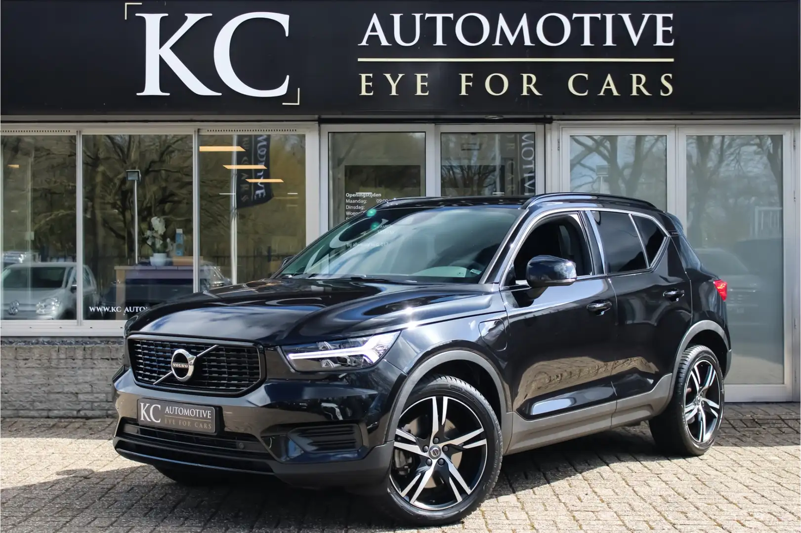 Volvo XC40 1.5 T5 Twin Engine R-Design Zwart - 1
