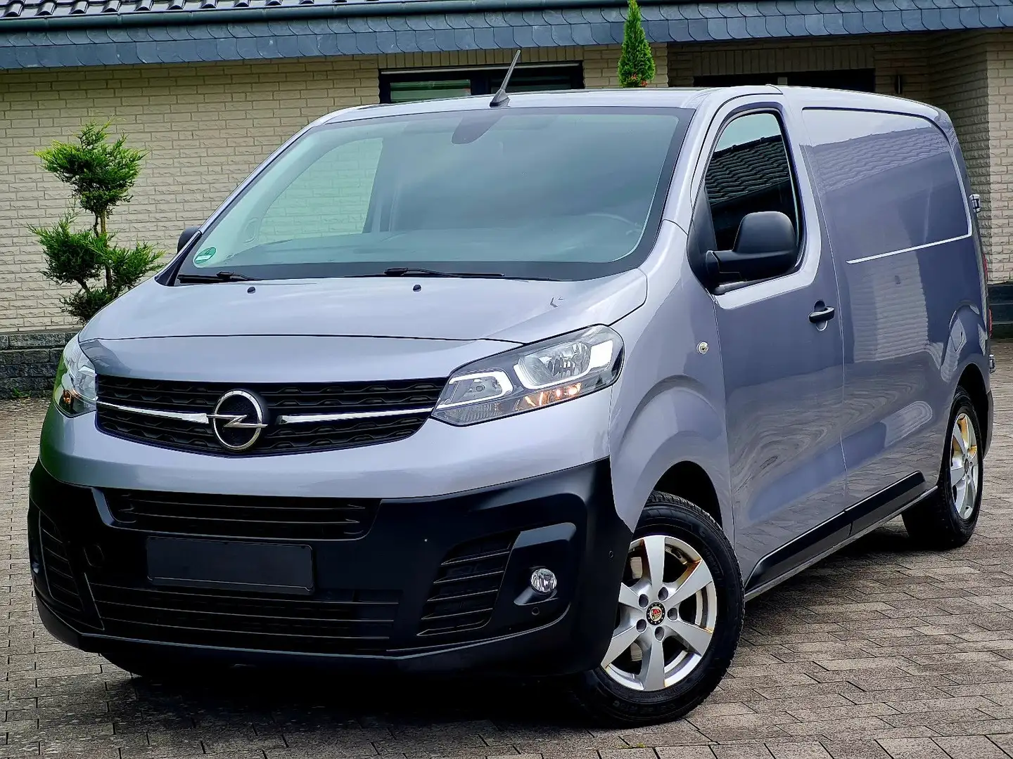 Opel Vivaro Kasten Edition M (1. Hand, AHK, Klima) Gris - 1
