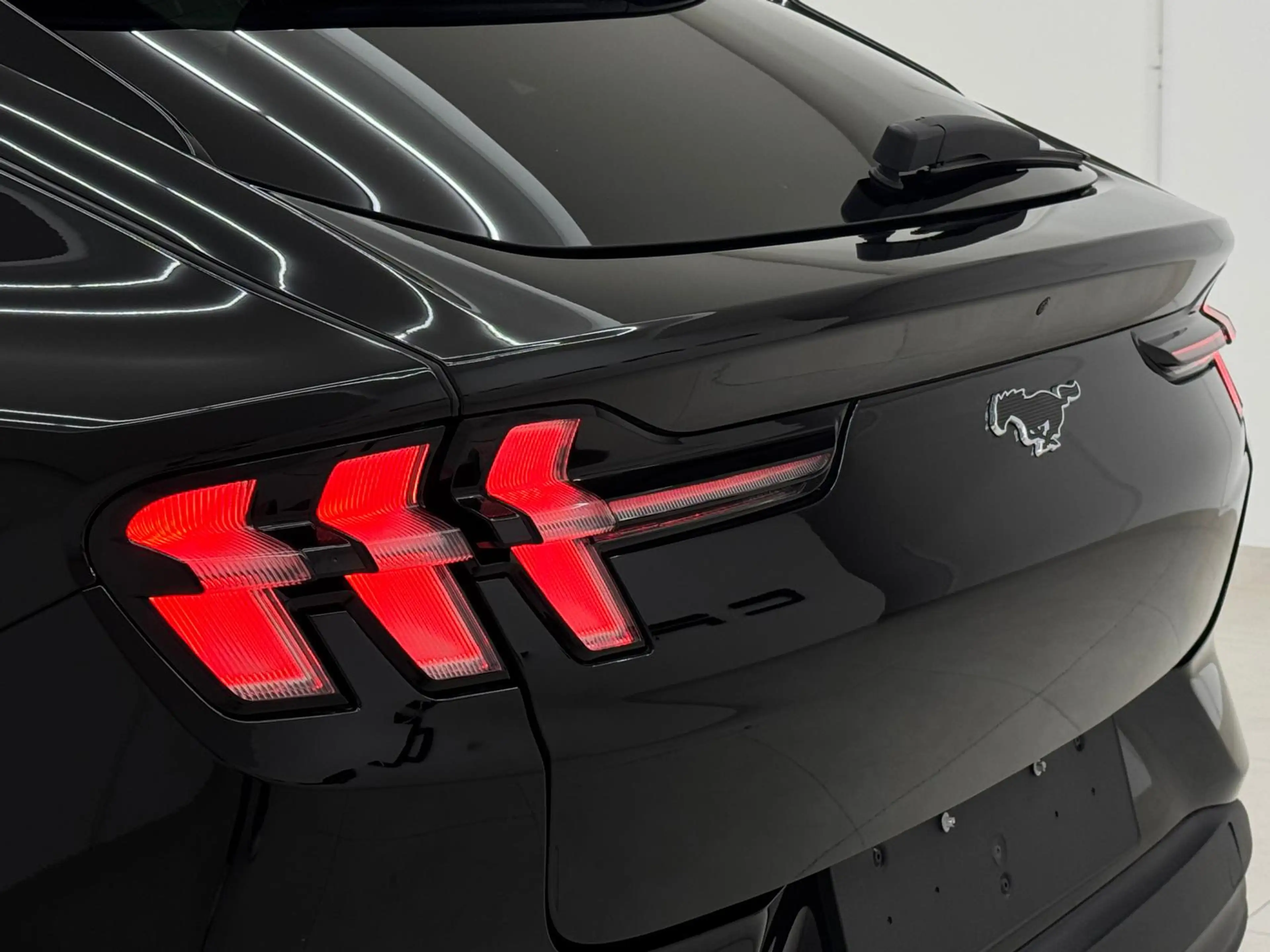 Ford Mustang Mach-E Extended Premium RWD 88 kWh — photo 7
