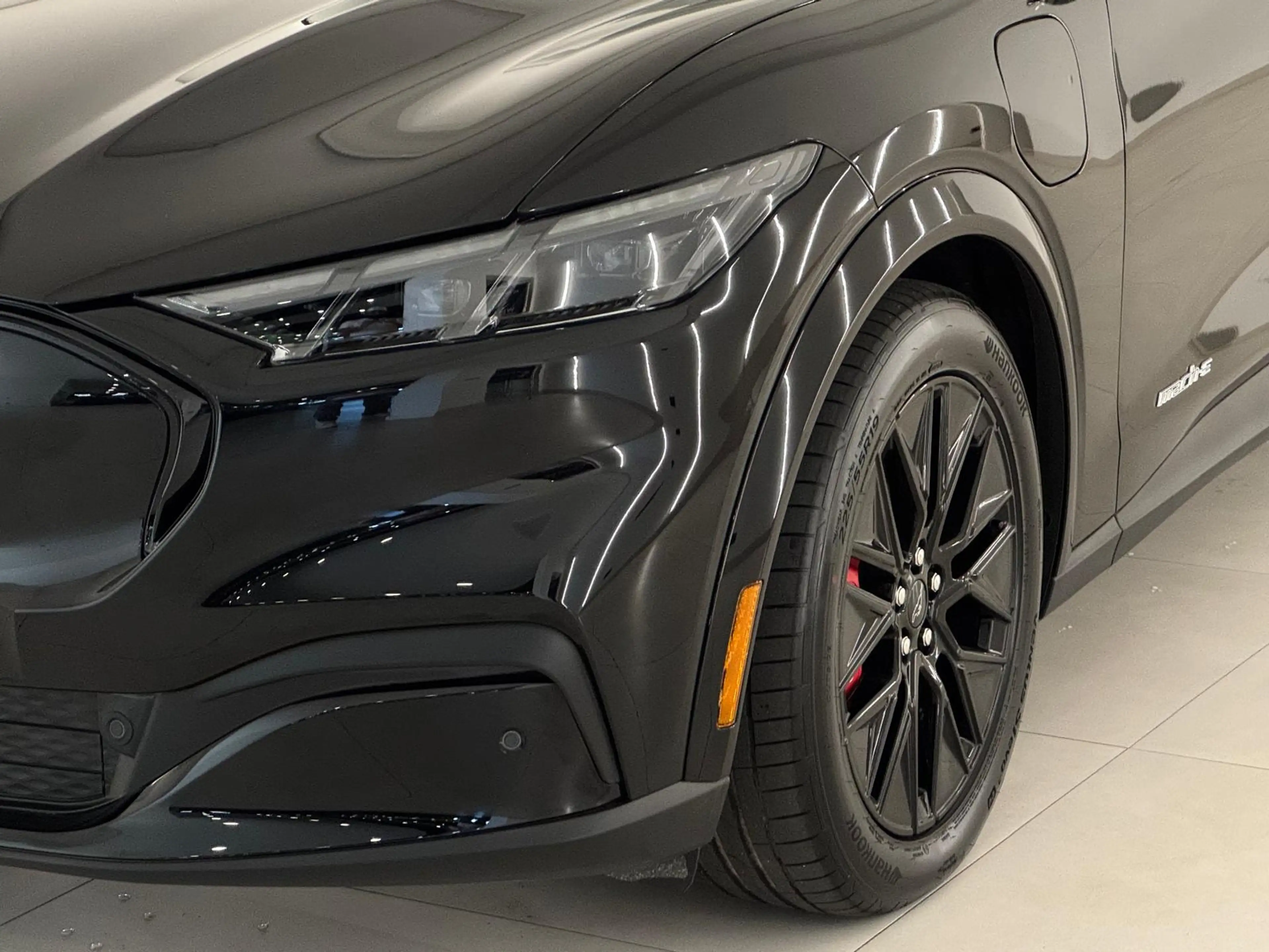 Ford Mustang Mach-E Extended Premium RWD 88 kWh — photo 3