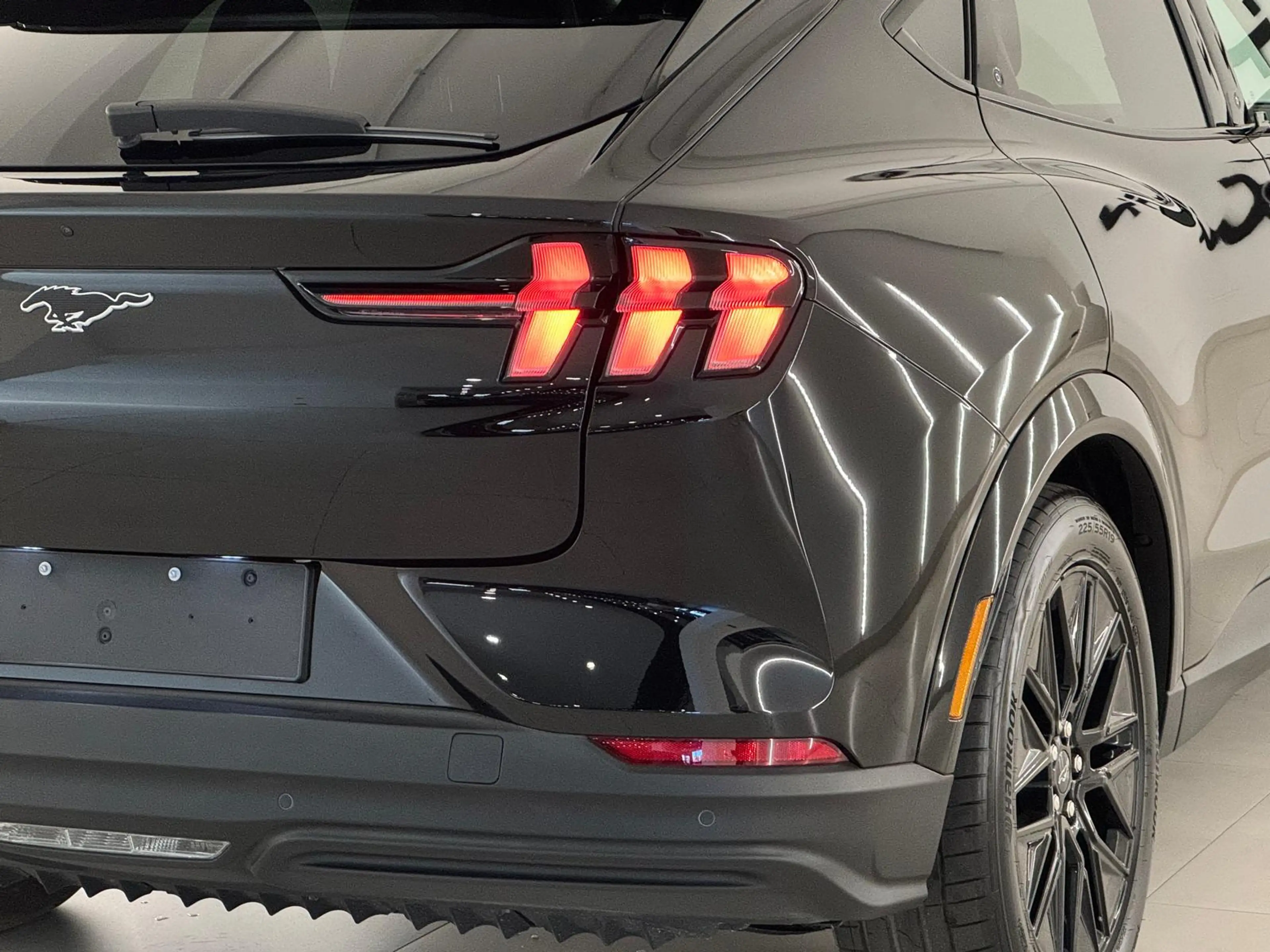 Ford Mustang Mach-E Extended Premium RWD 88 kWh — photo 5