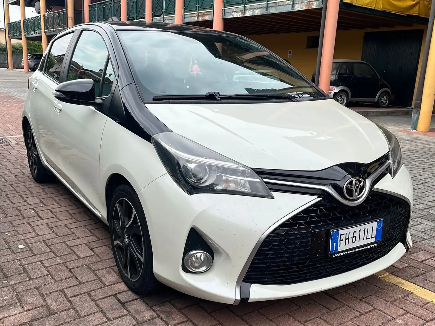 Toyota Yaris 5p 1.0 bitone limited edition - 1