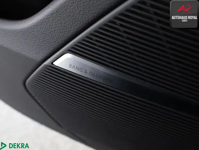 Audi SQ8 view 13