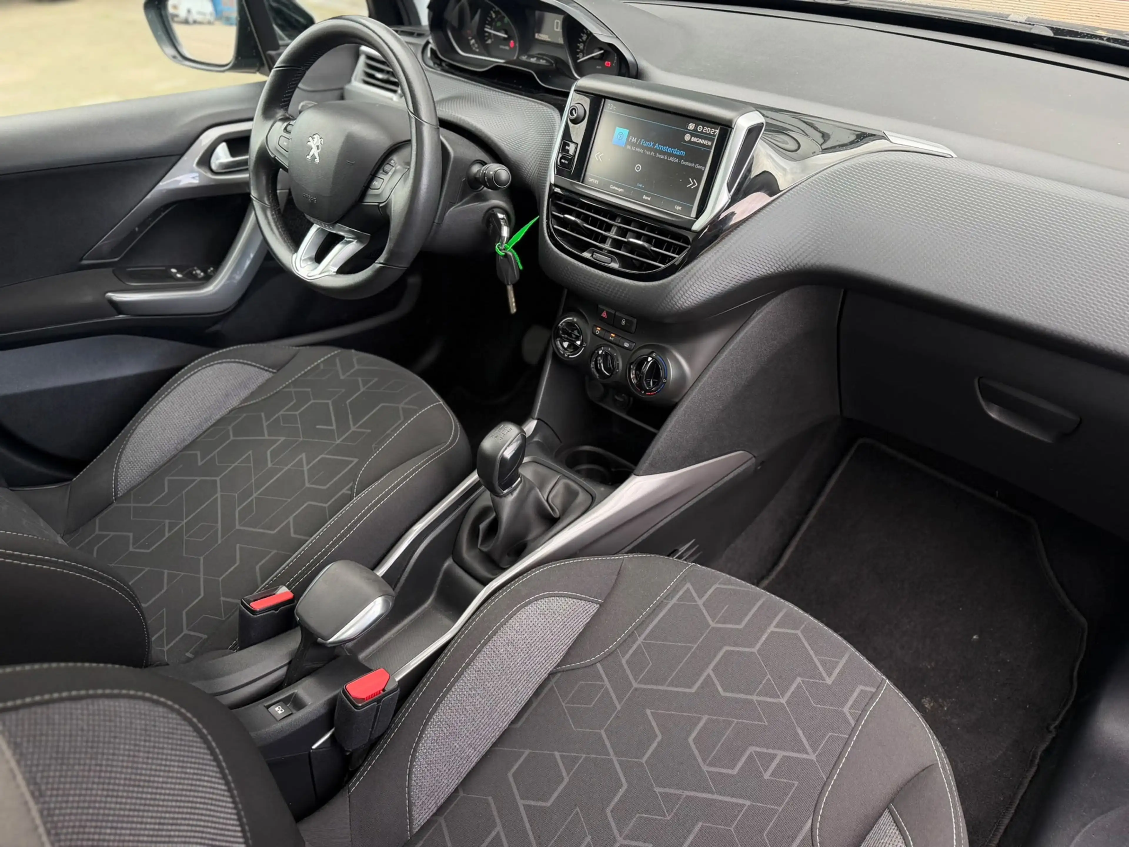 Peugeot 2008 1.2 PureTech Blue Lion PANO CRUISE AIRCO — photo 14