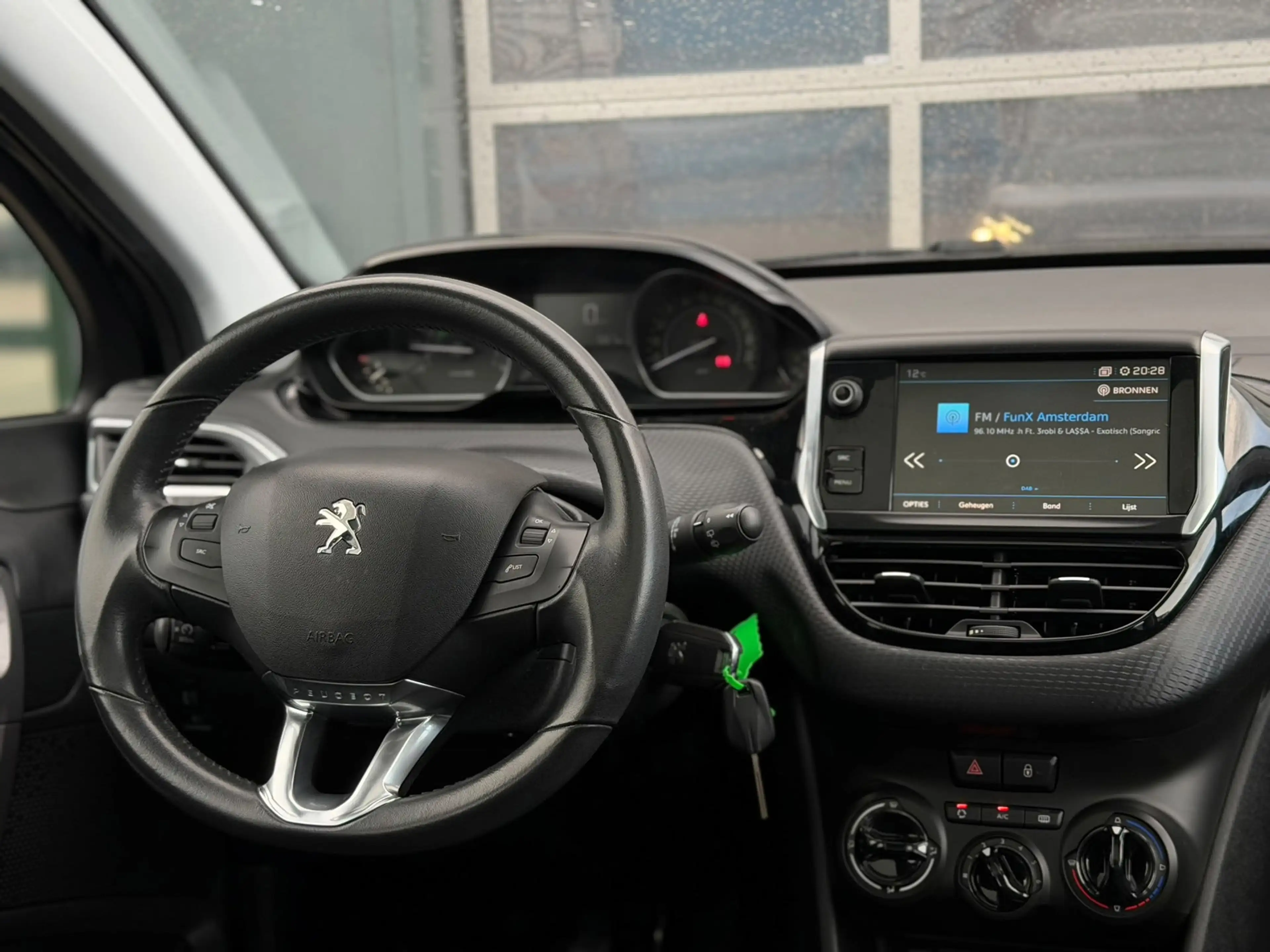 Peugeot 2008 1.2 PureTech Blue Lion PANO CRUISE AIRCO — photo 13