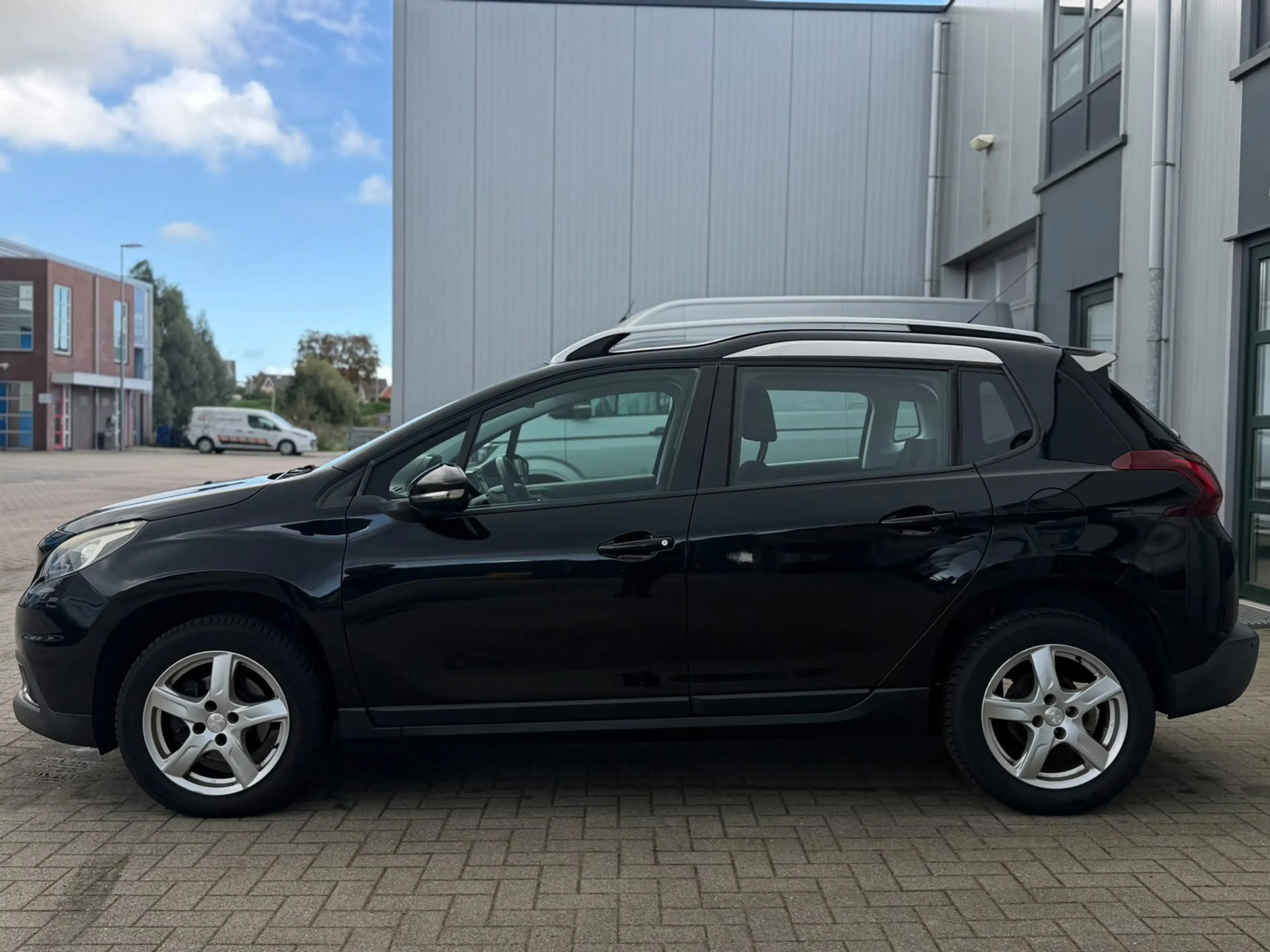 Peugeot 2008 1.2 PureTech Blue Lion PANO CRUISE AIRCO — photo 4