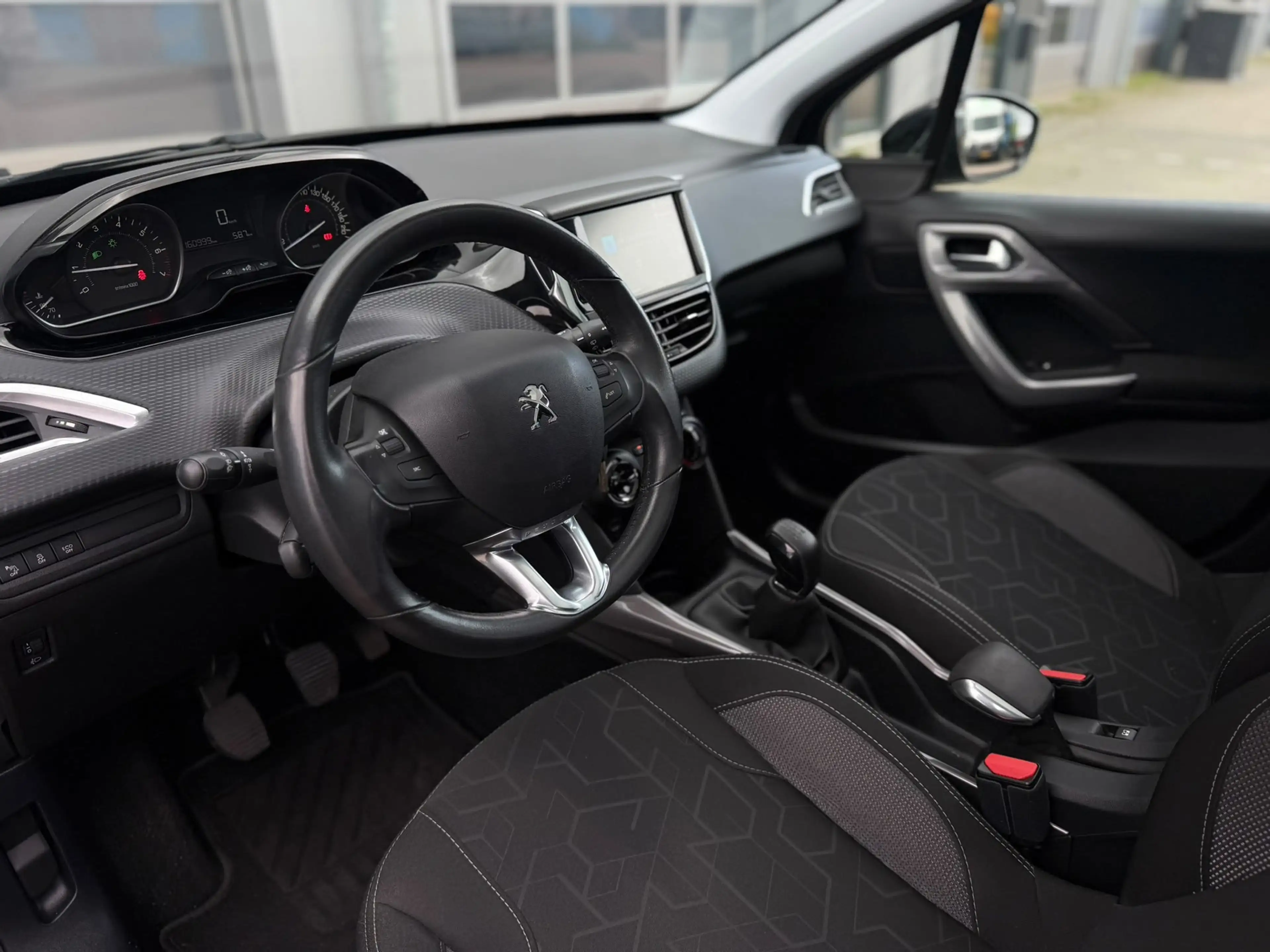 Peugeot 2008 1.2 PureTech Blue Lion PANO CRUISE AIRCO — photo 10