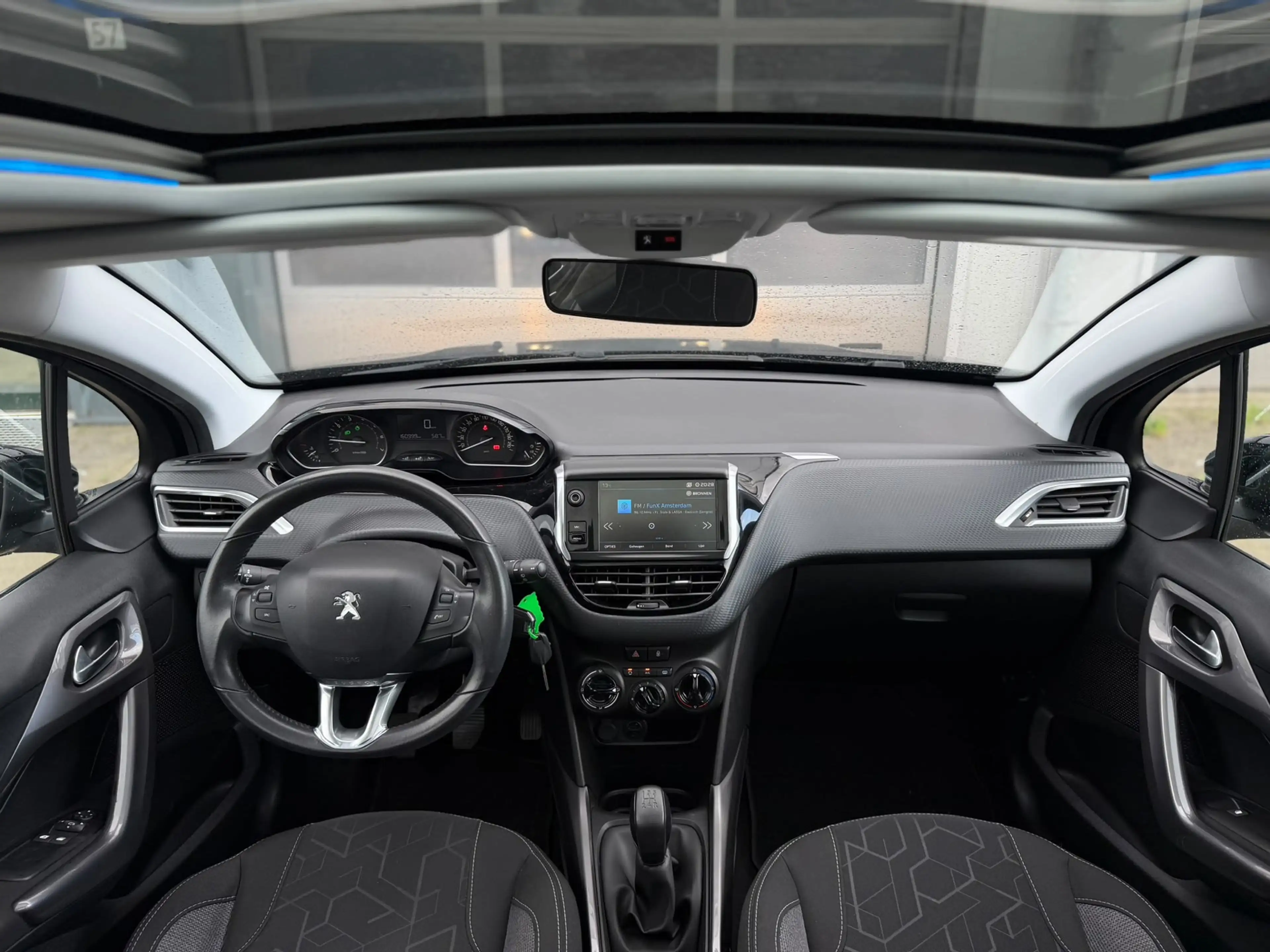 Peugeot 2008 1.2 PureTech Blue Lion PANO CRUISE AIRCO — photo 11