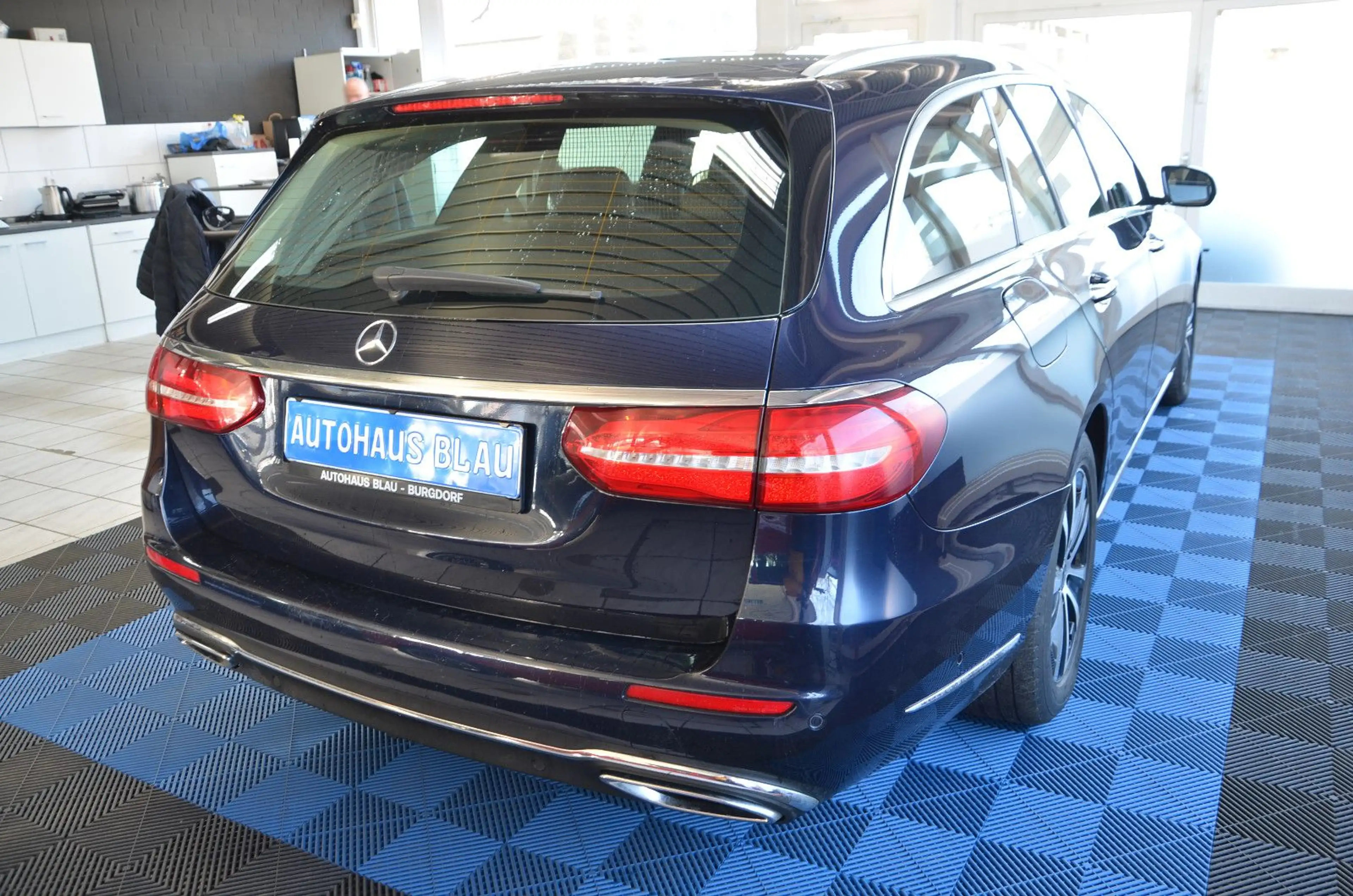 Mercedes-Benz E 220 d 4Matic *Exclusive*AHK*NAVI*KAMERA* — photo 4