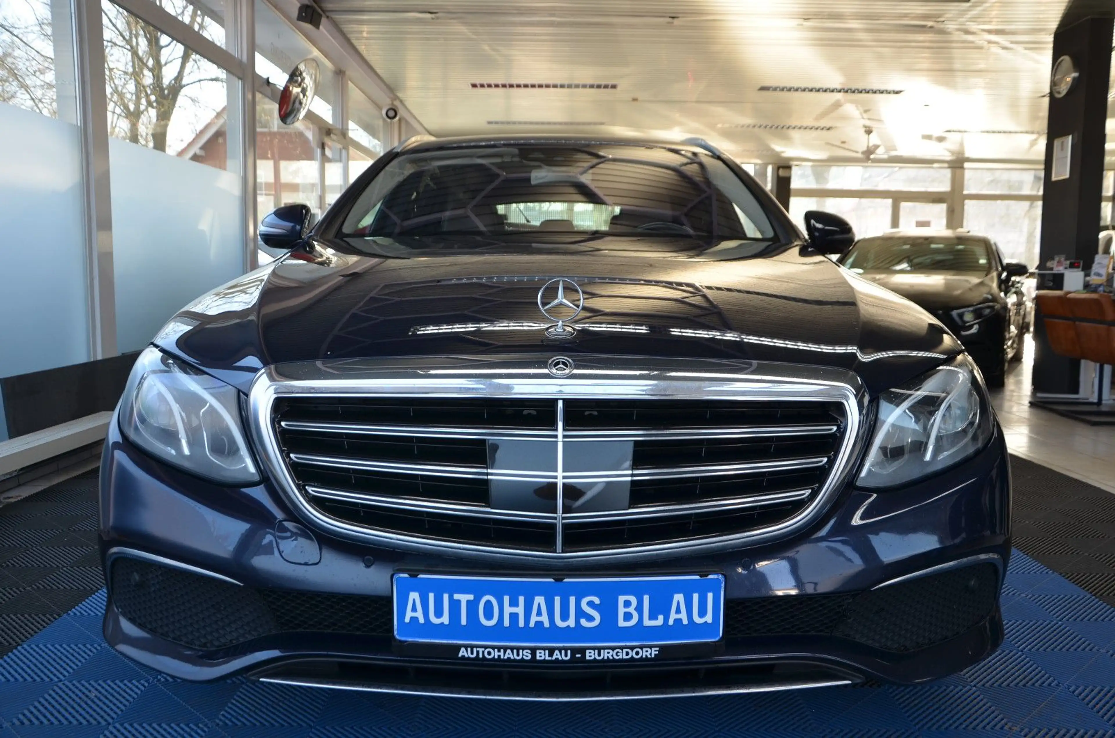 Mercedes-Benz E 220 d 4Matic *Exclusive*AHK*NAVI*KAMERA* — photo 2