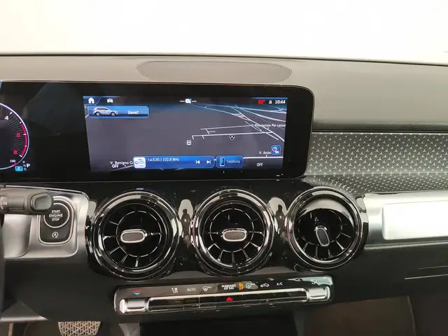 Mercedes-Benz GLB view 19