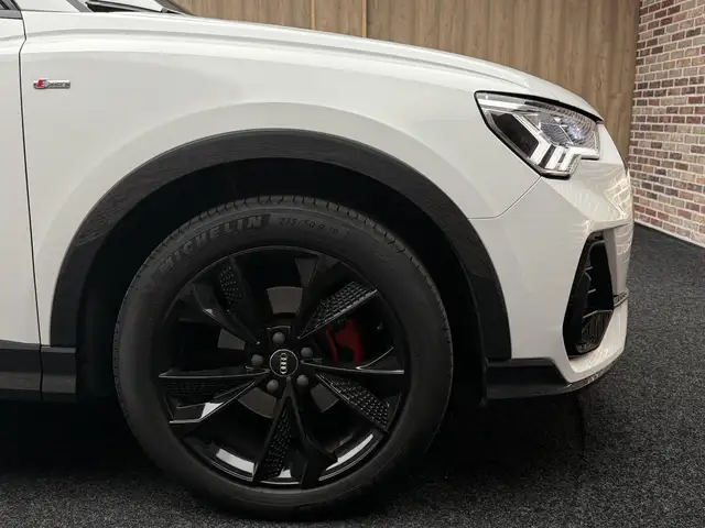 Audi Q3 view 8