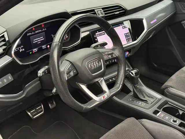 Audi Q3 view 3