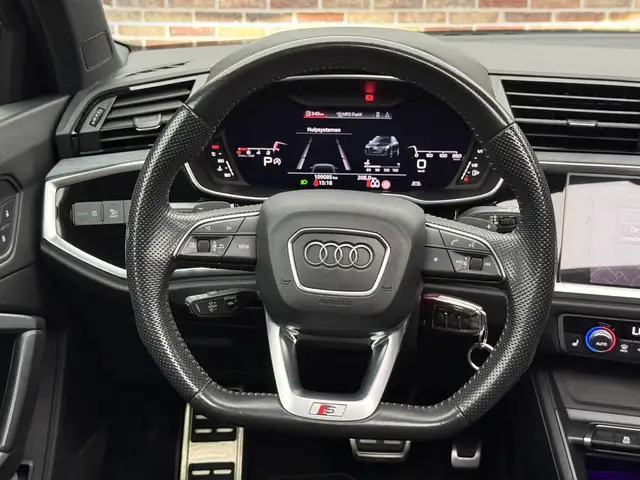 Audi Q3 view 11