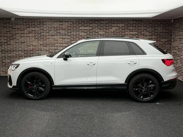 Audi Q3 view 6
