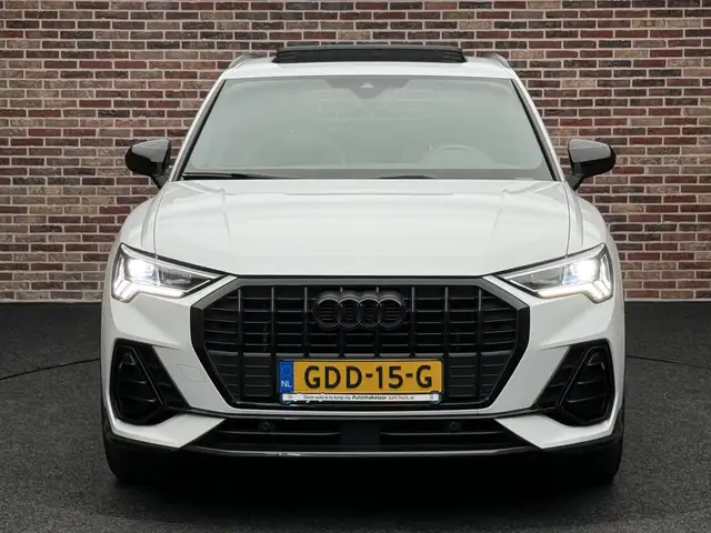 Audi Q3 view 5