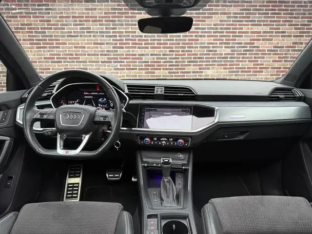 Audi Q3 view 10