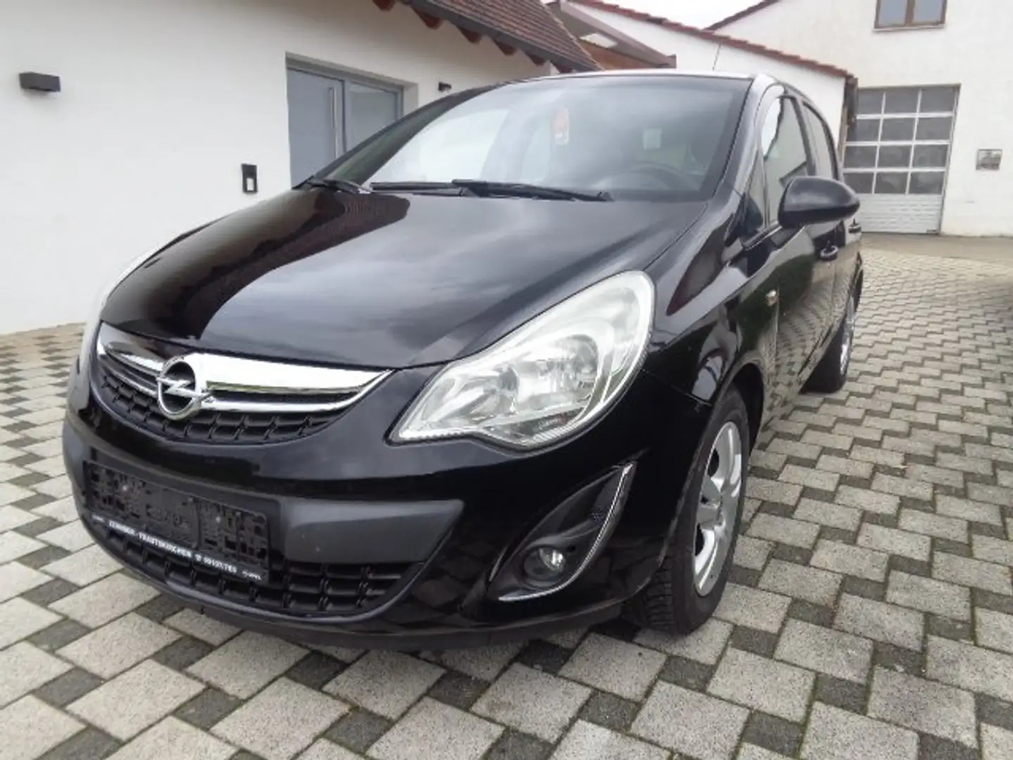 Opel Corsa Satellite Schwarz - 2