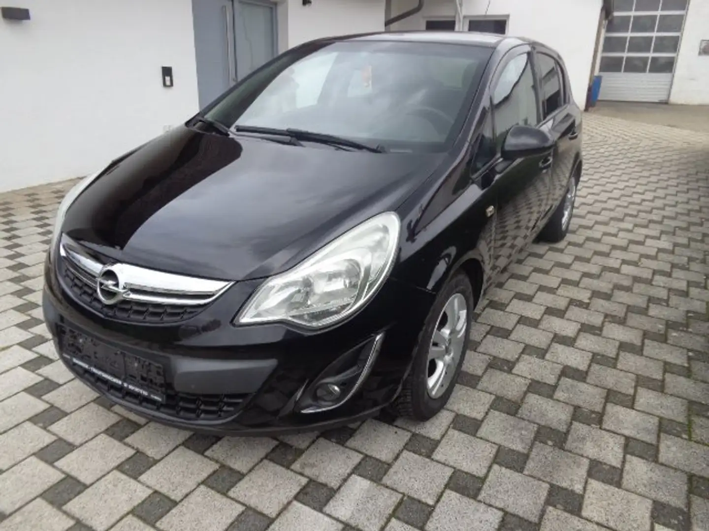 Opel Corsa Satellite Schwarz - 1