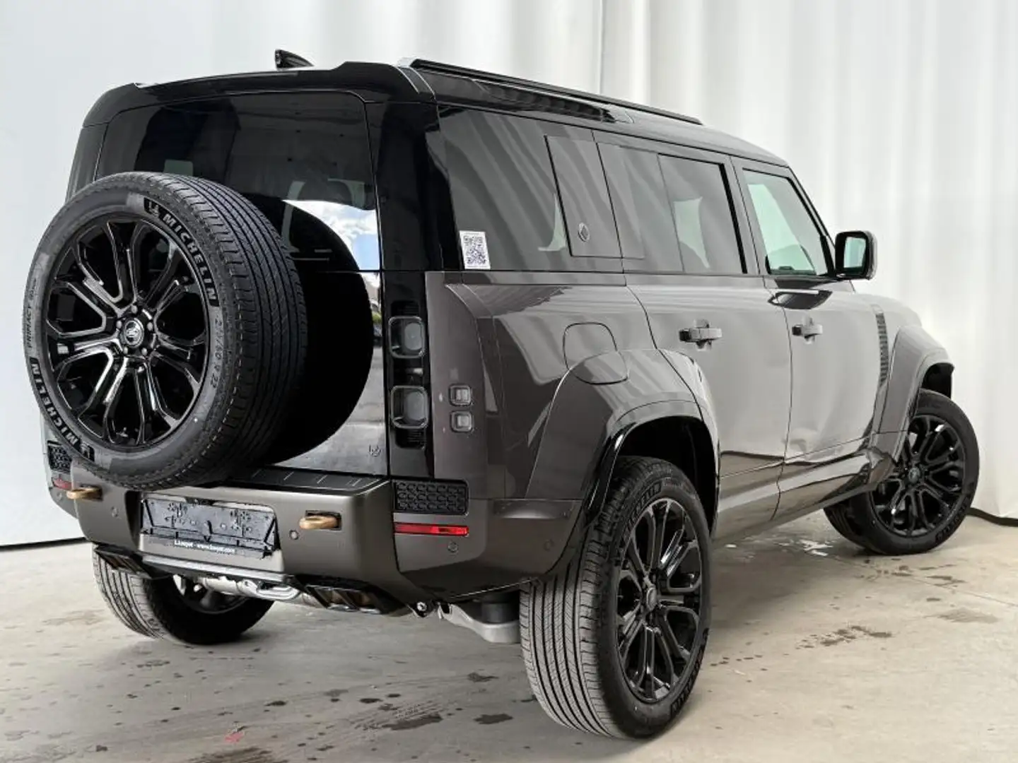 Land Rover Defender P635 AWD Auto OCTA Hnědá - 2