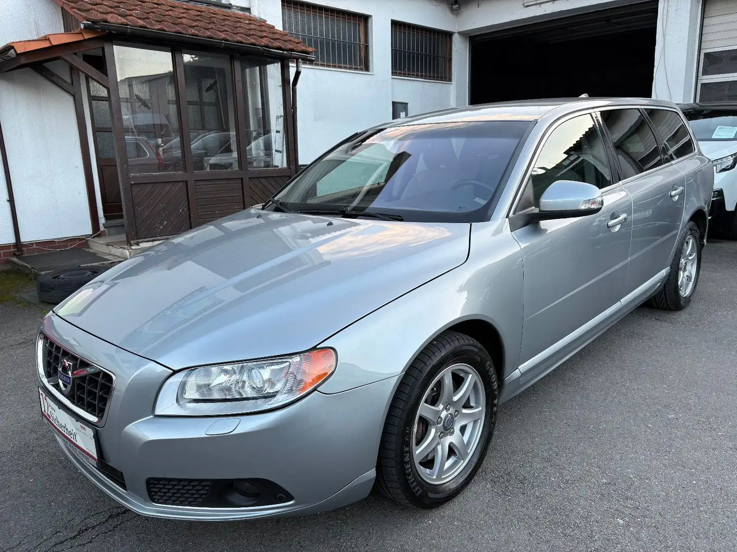 Volvo V70 2,4L D Kombi Momentum - LEDER AHK NAVI PDC Argent - 1