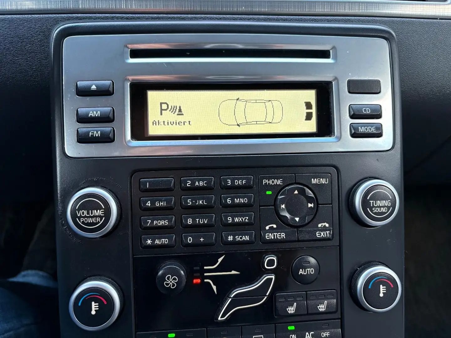 Volvo V70 2,4L D Kombi Momentum - LEDER AHK NAVI PDC Argent - 2