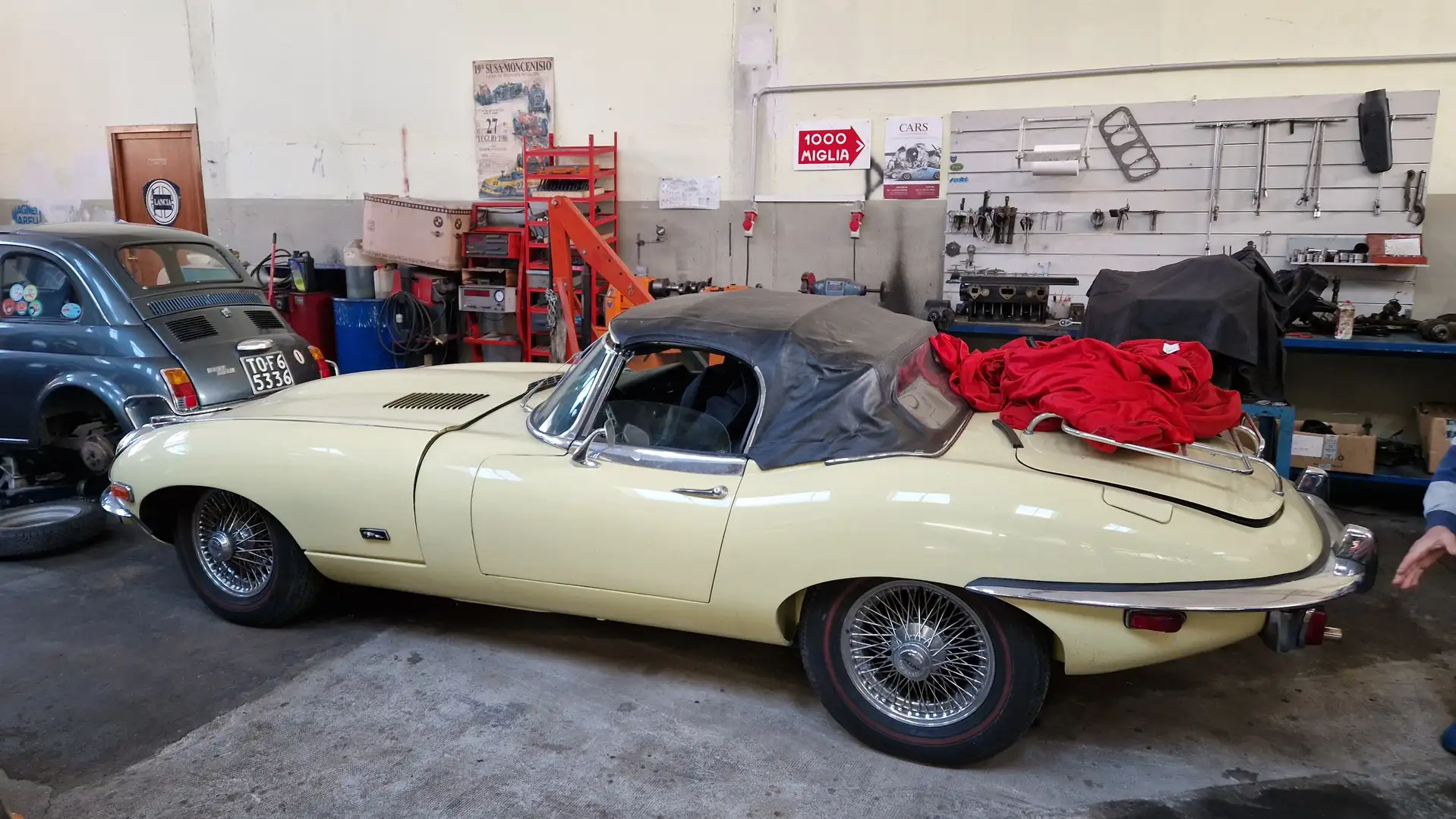 Jaguar E-Type roadster Geel - 1