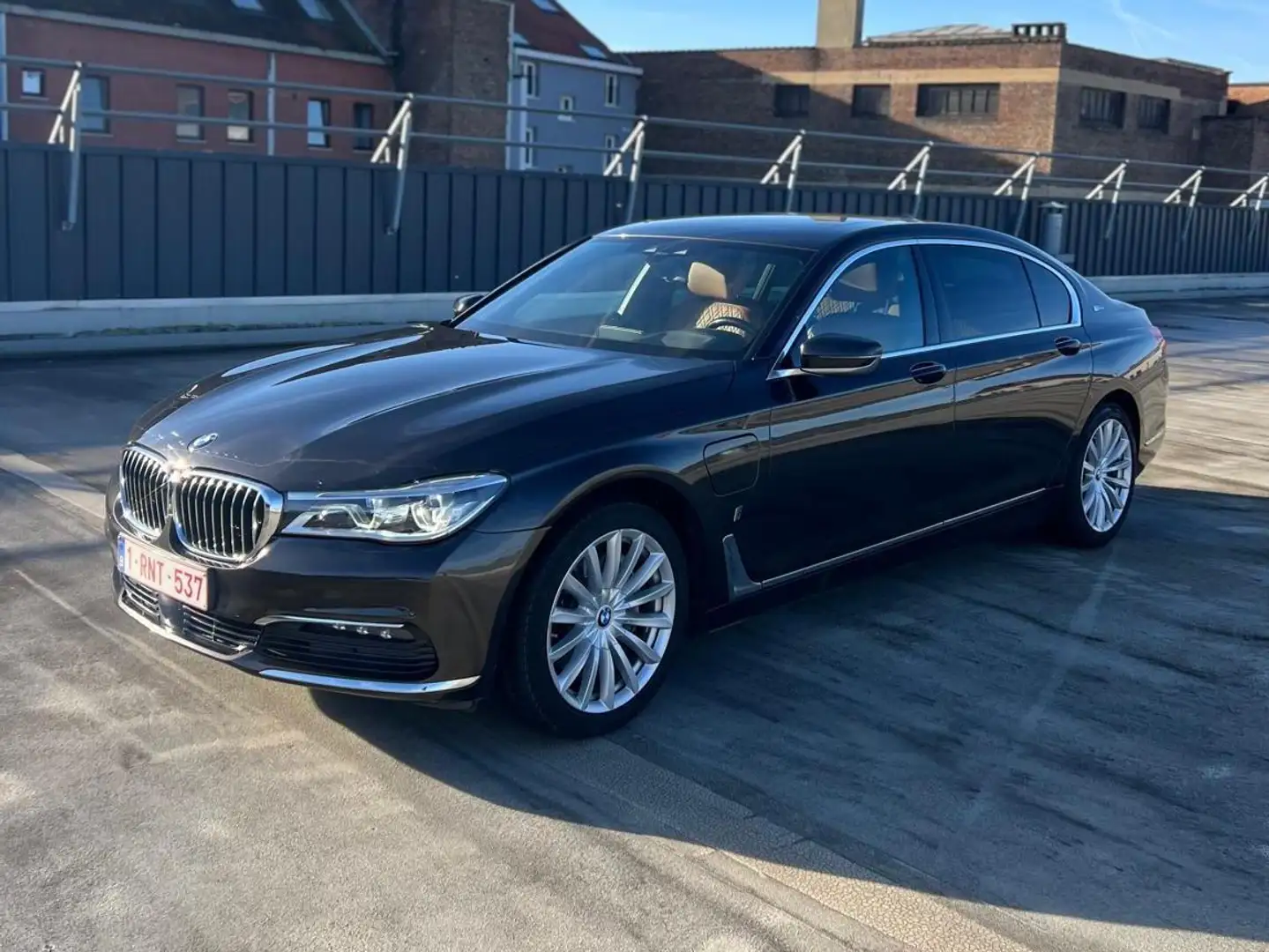BMW 740 Long 740Le 6CYL Plug-In Hybrid-XDRIVE iPERFORMANCE Hnědá - 1