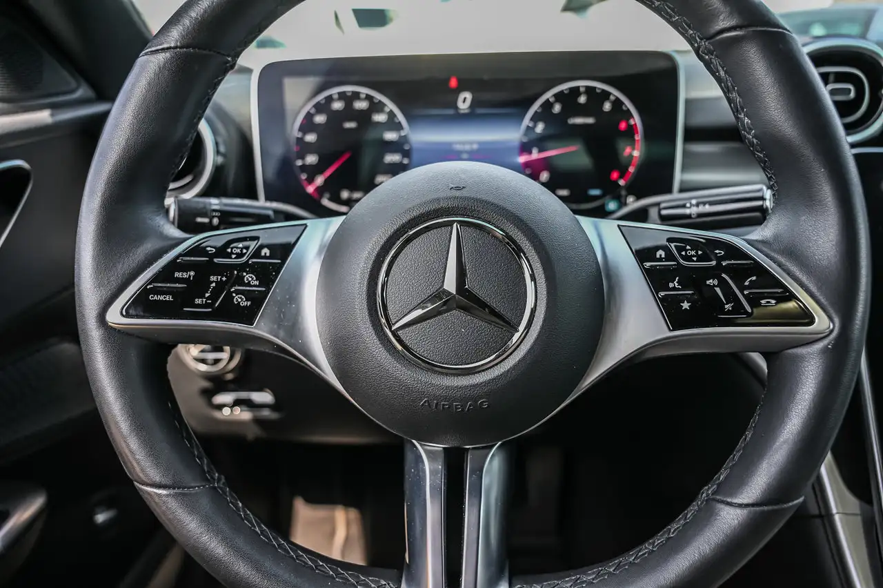 Mercedes-Benz C-Class снимка Mercedes-Benz C-Class