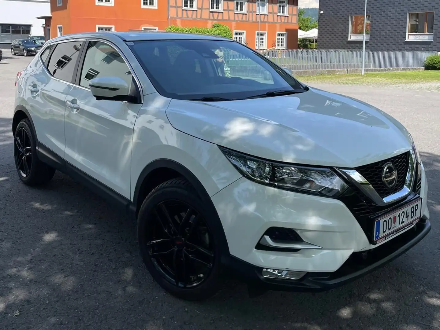 Nissan Qashqai Qashqai 1,3 DIG-T N-Connecta Aut. N-Connecta Weiß - 1
